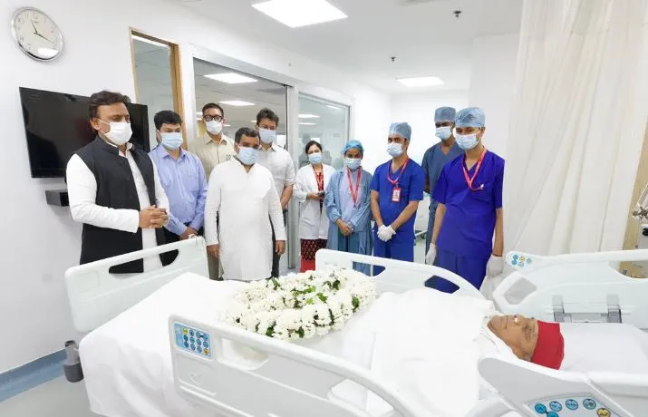 मेरे पिता जी और सबके नेता जी नहीं रहे : मुलायम के पार्थिव शरीर की तस्वीर शेयर कर अखिलेश