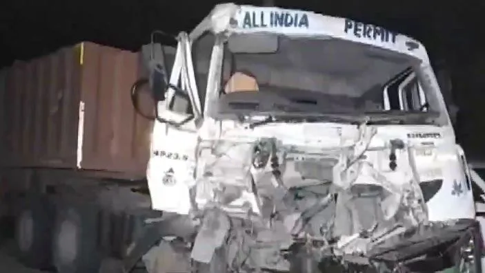 मध्य प्रदेश में बस और ट्रॉली की टक्कर में UP के 15 लोगों की मौत, 40 घायल