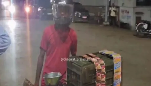 Video: हेलमेट पहनकर सब्जी बेचने लगा शख्स, चालान कटने का ऐसा खौफ देखा है कभी!