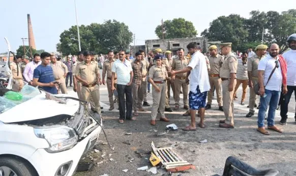 औरैया: तेज रफ्तार कार आगे जा रही पार्सल की गाड़ी से टकराई, दंपती समेत तीन की मौत