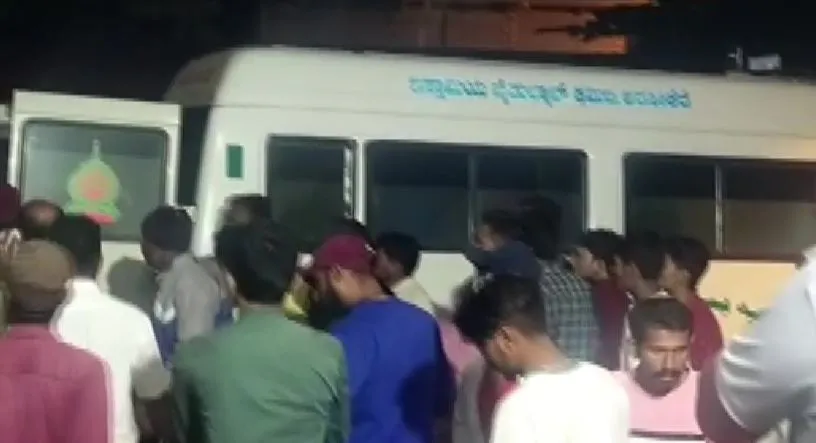 कर्नाटक में तीन वाहनों की टक्कर, चार बच्चों समेत नौ लोगों की मौत