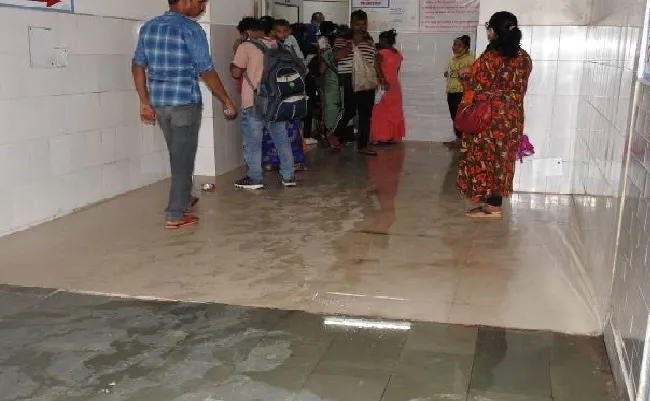 लखनऊ: बारिश ने खोली स्वास्थ्य विभाग की पोल, अस्पतालों में भरा पानी