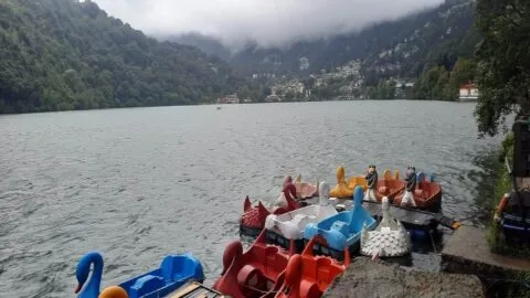 नैनीताल: बेमौसम बरसात से ठप हुआ पर्यटन, कारोबारियों में निराशा