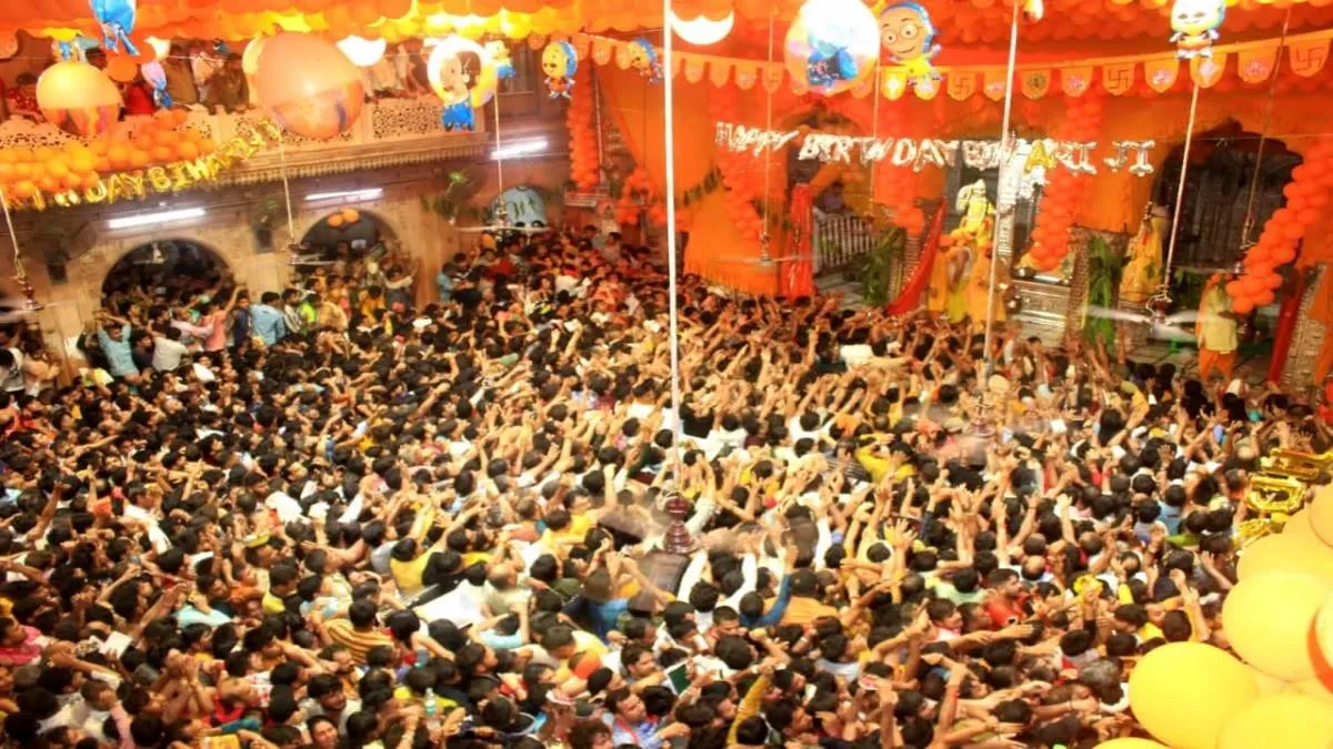 मथुरा: दिवाली के मौके पर बांके बिहारी मंदिर में बढ़ी सुविधा, श्रद्धालुओं के लिए खास इंतजाम