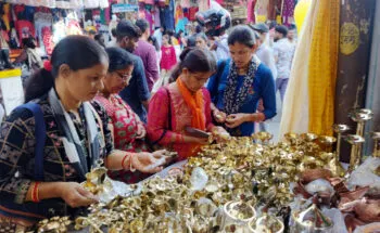 हल्द्वानी: बर्तन बाजार में उमड़ी भीड़, दुकानदारों की चांदी