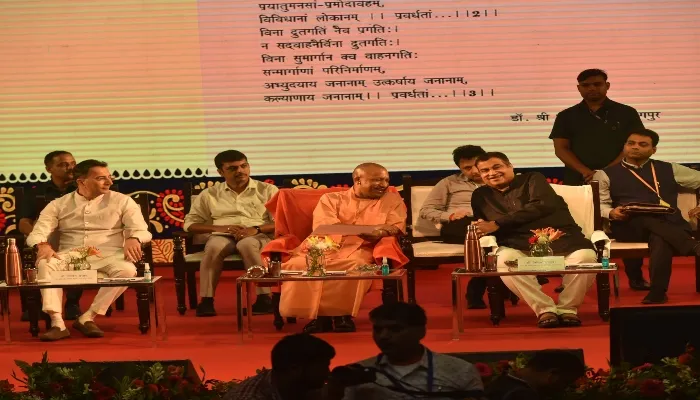 अगले पांच सालों में यूपी से समाप्त हो जायेंगे डीजल पेट्रोल वाहन, केन्द्रीय मंत्री ने दी सीएम योगी को ये सलाह