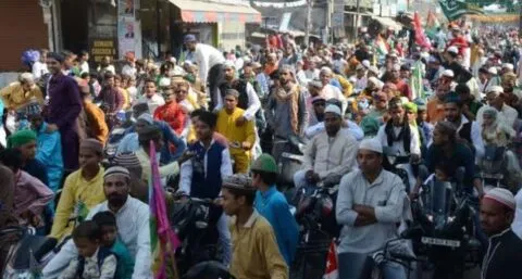 हल्द्वानी: बारिश के बीच जश्ने ईद मिलादुन्नबी पर निकाला जुलूस, अकीदतमंदों ने की खुदा की इबादत