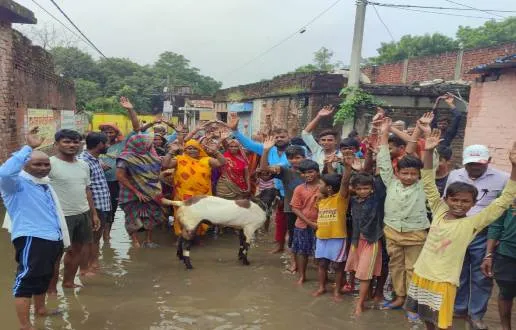 अयोध्या: जलभराव को लेकर सड़कों पर उतरे नागरिक सांसद और विधायक के खिलाफ हुई नारेबाजी
