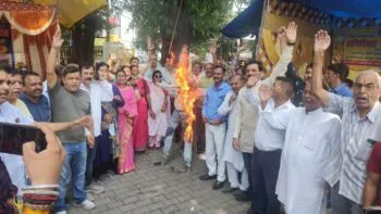 हल्द्वानी: अंकिता हत्याकांड में सीबीआई जांच को कांग्रेस ने राज्य सरकार का पुतला फूंका