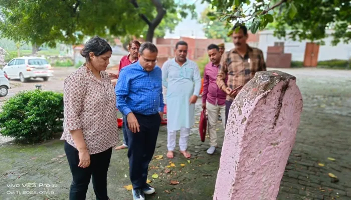 अयोध्या: भरतकुंड पहुंचे कमिश्नर, लिया महोत्सव की तैयारियों का जायजा
