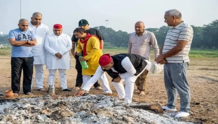 इटावा: अखिलेश यादव ने परिवार संग चुनीं पिता की अस्थियां