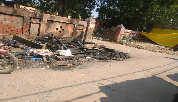 अयोध्या: आतिशबाजी के दौरान चिंगारी से लगी आग में दो दुकाने राख