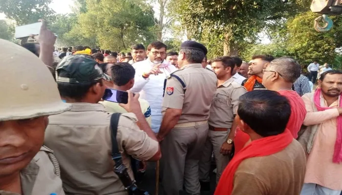 बांदा: अनियंत्रित क्रेन ने चाचा-भतीजे को रौंदा, मौके पर हुई मौत