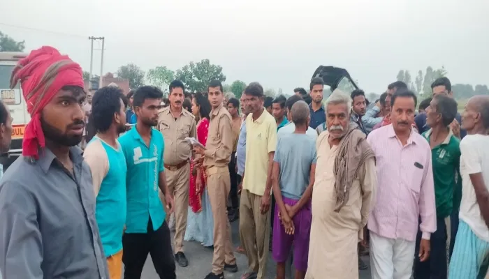 हादसा: सड़क हादसे में व्यापारी की मौत, शिक्षिका पत्नी व कार सवार दंपति समेत चार घायल