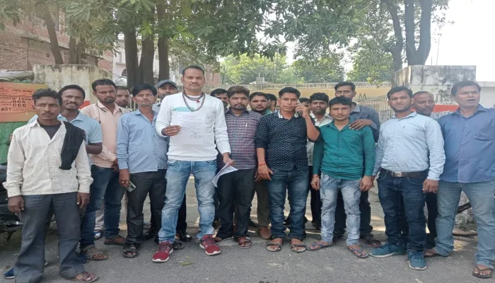 इटावा: त्यौहार से पहले मानदेय न मिलने पर कर्मचारियों ने जताया आक्रोश