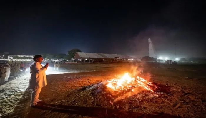 अखिलेश यादव ने लिखा भावुक ट्वीट, सुबह-सुबह पहुंचे अंतिम संस्कार वाली जगह