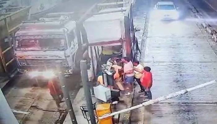 अलीगढ़: भाजपा विधायक के गुर्गों ने टोल प्लाजा कर्मचारियों से की मारपीट