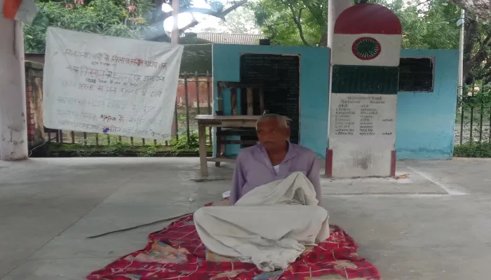 अयोध्या: गन्ना भुगतान न होने से नाराज बुजुर्ग किसान ने शुरू किया आमरण अनशन