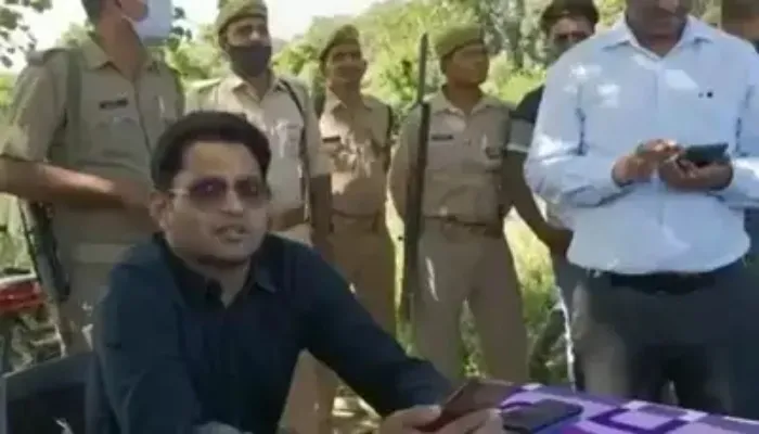 अंबेडकरनगर: बाढ़ पीड़ितों के लिए डीएम के बिगड़े बोल, कहा- सरकार जोमैटो सर्विस नहीं चला रही