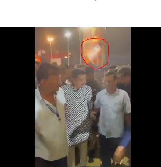 गुजरात में नवरात्रि उत्सव के दौरान केजरीवाल पर फेंकी बोतल, देखें वीडियो