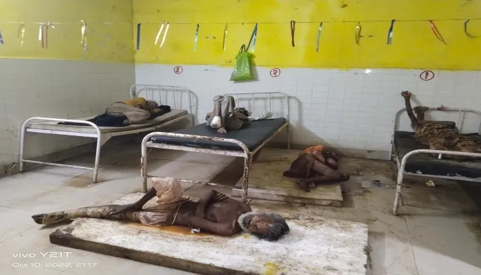 जिला अस्पताल के असहाय वार्ड में हैं तो नाक पर रूमाल रखिए…