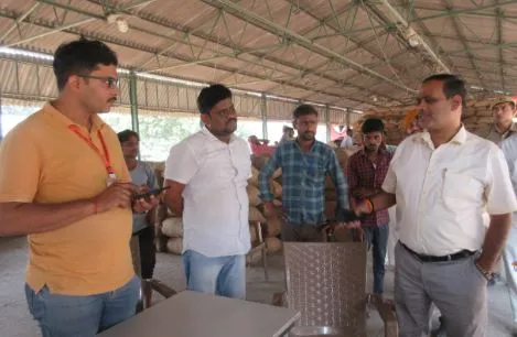 शाहजहांपुर: धान खरीद सेंटरों पर कम नहीं हो रहीं अव्यवस्थाएं, डीएम खफा