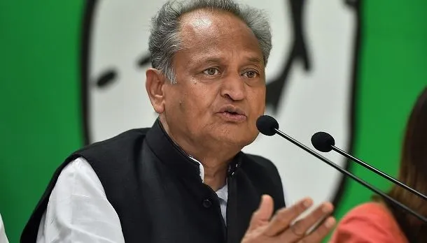 सभी जन प्रतिनिधि महीने में कम से कम एक दिन इंदिरा रसोई में भोजन करें: गहलोत