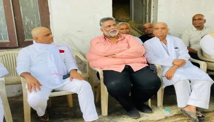 इटावा: अखिलेश यादव और परिजनों ने निभाई अंतिम संस्कार के बाद की परंपरा