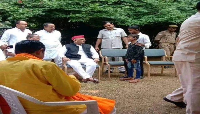 इटावा: स्वर्गीय मुलायम सिंह का छोटा फैन पहुंचा सैफई, अखिलेश यादव से की मुलाकात