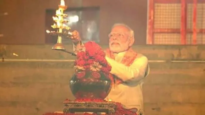 अयोध्या: सरयू घाट पर प्रधानमंत्री मोदी ने की आरती, अयाेध्यावासियों को किया संबोधित