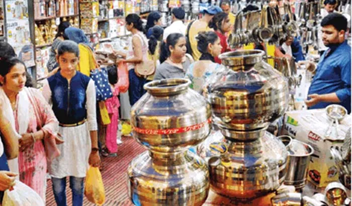 अयोध्या: चहका धनतेरस बाजार, रिकार्ड खरीद की उम्मीद