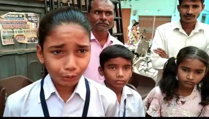 उन्नाव: शुल्क न जमा होने पर बच्चों को छुड़वाई परीक्षा, निकाला स्कूल से बाहर, रोते रहे बच्चे