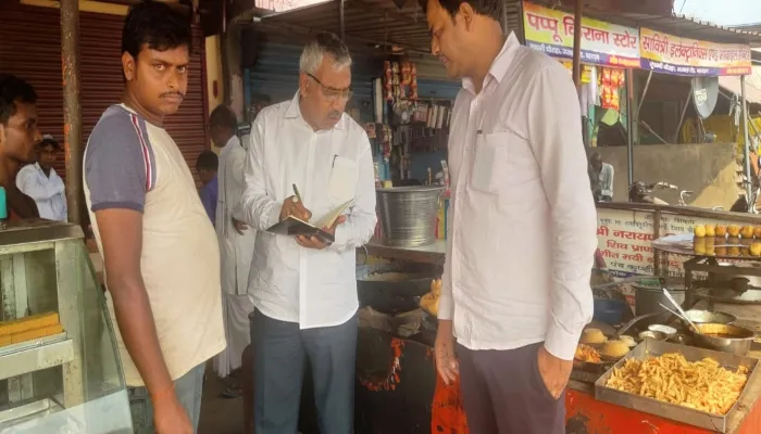 बहराइच: होटलों पर खाद्य विभाग का छापा, 19 किलो बेसन सीज