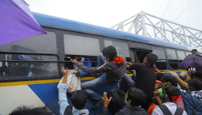 गाजियाबाद: त्यौहार पर घर जाने को उमड़ी भीड़, बस-ट्रेन फुल, सड़कें जाम