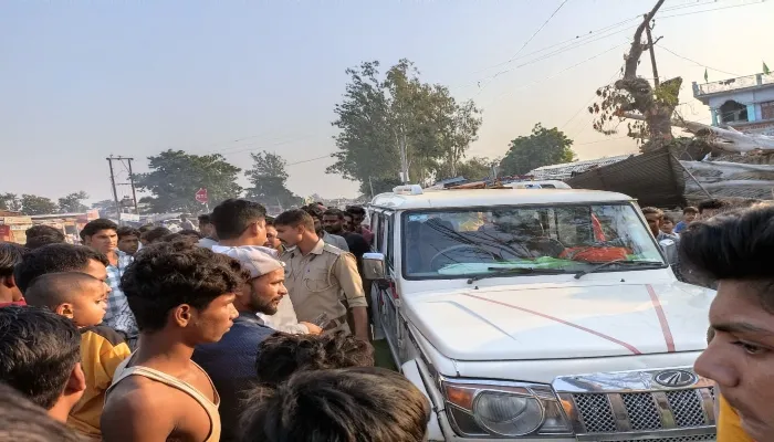 बहराइच: सड़क हादसों में बाइक सवार की मौत, पिता-पुत्र घायल