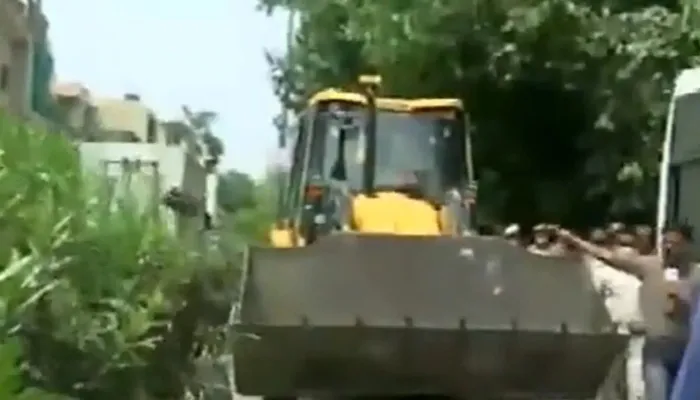 आगरा में प्रशासन की बड़ी कार्रवाई, वकीलों के चैंबर पर चला बुलडोजर