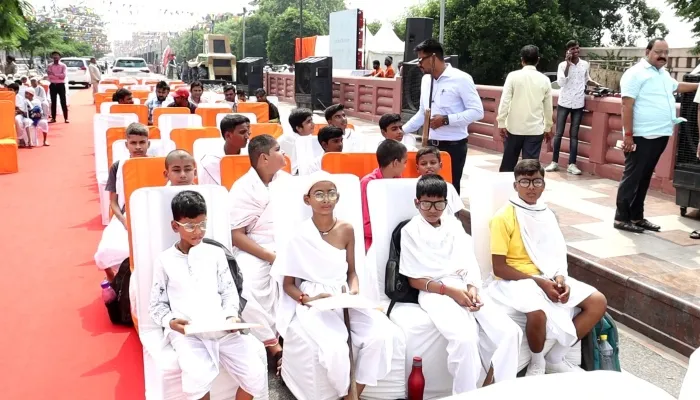 लखनऊ : नगर विकास विभाग की नजर में गांधी सामान्य… तो वीआईपी हैं लोग यहां, जानें क्या है मामला