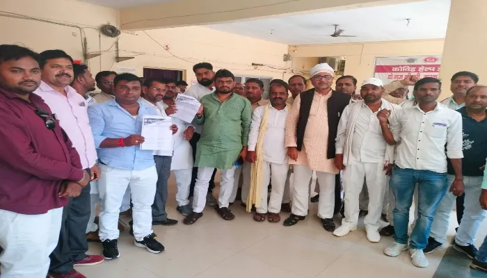 बांदा: प्रधानों ने बुलंद कीं ग्राम पंचायत की समस्याएं, डीएम को सौंपा ज्ञापन