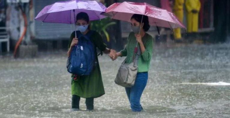 अलीगढ़: लगातार हो रही बारिश से कई मोहल्लों में भरा पानी