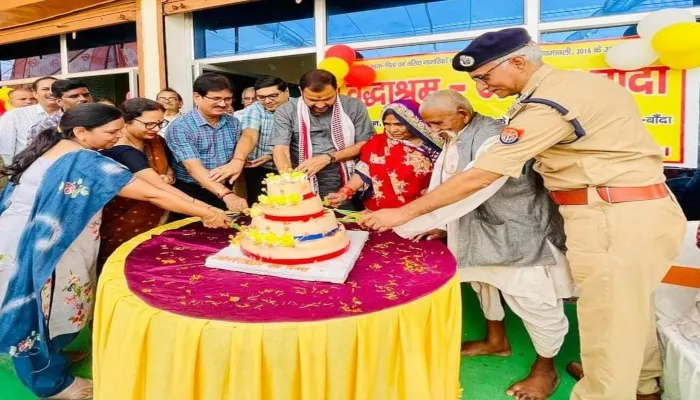 बांदा: कमिश्नर ने वृद्धजनों का सम्मान कर मनाया अपना जन्मदिन