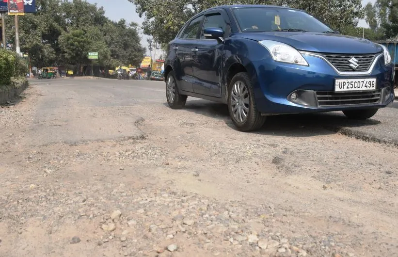 बरेली: 12 किलोमीटर में 2200 गड्ढे, थम रही वाहनों की रफ्तार