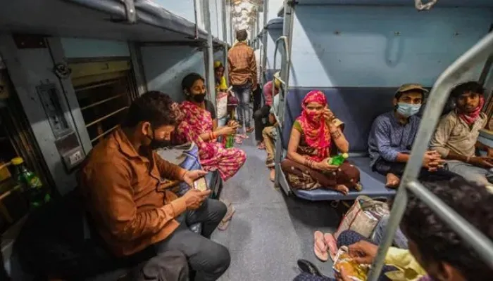 लखनऊ: पीईटी एग्जाम में रेलवे हुआ फेल, स्टेशनों पर उमड़ा परीक्षार्थियों का हुजूम, नाकाफी रहे इंतजाम