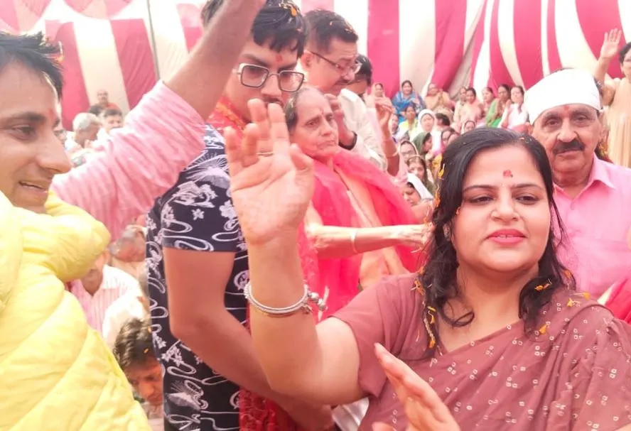 शाहजहांपुर: कृष्णा नगर मंदिर की प्रभातफेरी का तारीन टिकली में हुआ भव्य स्वागत