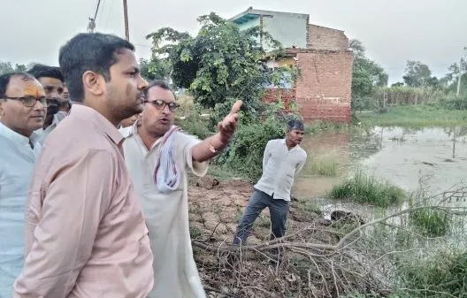मथुरा: जिले में तीन दिन की बारिश ने तोड़ी किसानों की कमर, डीएम ने प्रभावित गांवों का किया दौरा