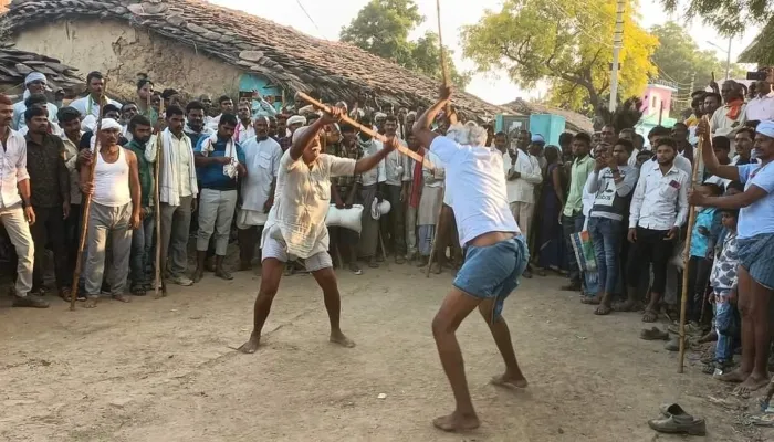 बुंदेलखंडी दीवारी नृत्य: जमकर चटकीं लाठियां, बाजीगरों ने दिखाए करतब