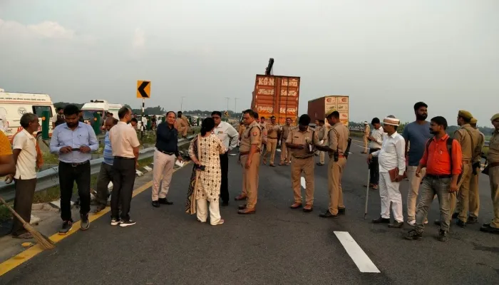 पूर्वांचल एक्सप्रेस-वे पर बीएमडब्ल्यू कार सवार बिहार के चार युवकों की मौत, पढ़िए कैसे हुआ हादसा