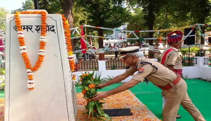 बांदा: वीरगति प्राप्त करने वाले पुलिसकर्मियों को डीआईजी ने दी श्रद्धांजलि