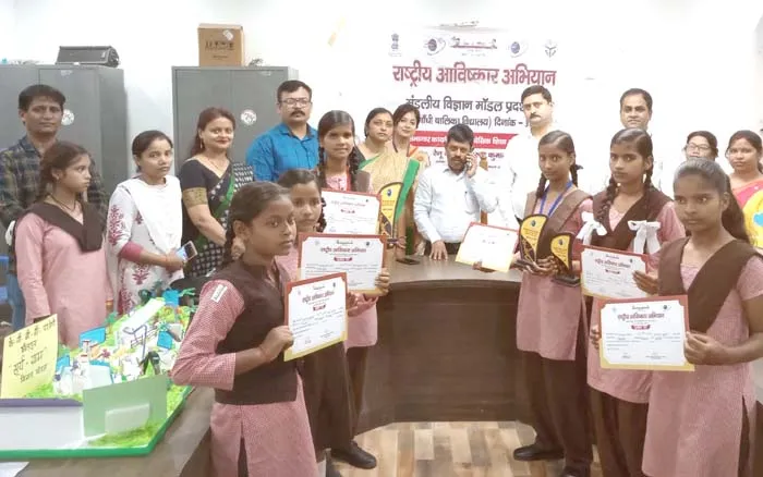 लखनऊ: मंडल स्तरीय विज्ञान मॉडल प्रदर्शनी में केजीबीवी की छात्राओं ने दिखाई प्रतिभा