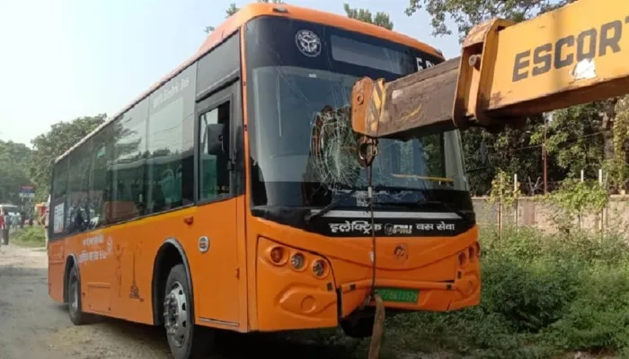 Kanpur E Bus Accident: ई-बस ने स्कूटी सवार को रौंदा, हुई मौत, पथराव कर तोड़े शीशे