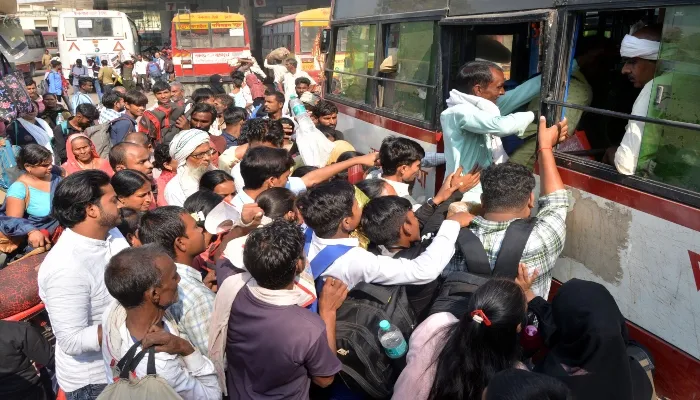 लखनऊ: फुल हुईं ट्रेन और बस, त्यौहार में घर पहुंचने के लिए उमड़ी भीड़